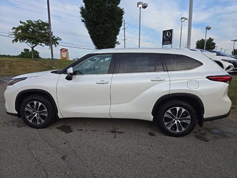 Used 2021 Toyota Highlander XLE AWD/4WD image 6