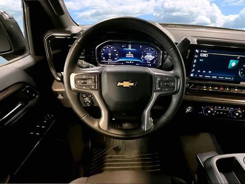 Used 2024 Chevrolet Silverado 1500 LT image 9