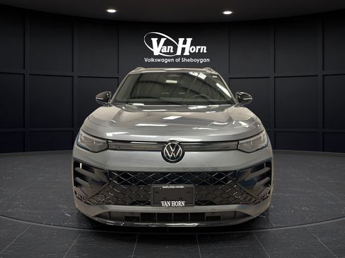 Used 2025 Volkswagen Tiguan SE R-Line AWD/4WD image 2