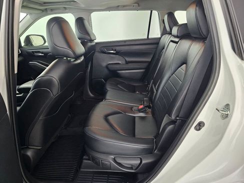 Used 2023 Toyota Highlander XLE FWD image 17