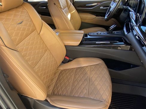 Certified 2023 Cadillac Escalade Premium Luxury image 11