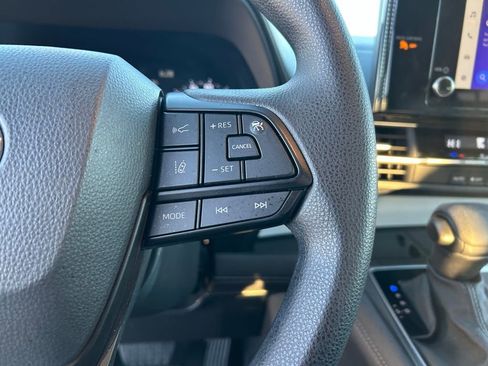 Used 2025 Toyota Sienna LE image 22