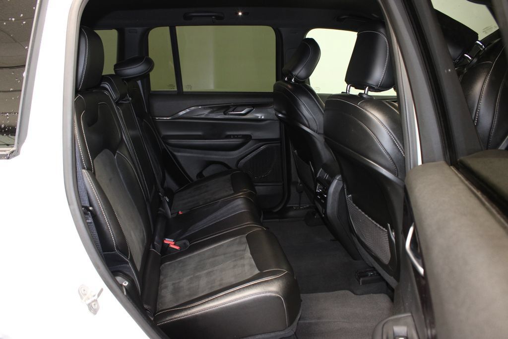 Used 2023 Jeep Grand Cherokee Altitude AWD/4WD image 8