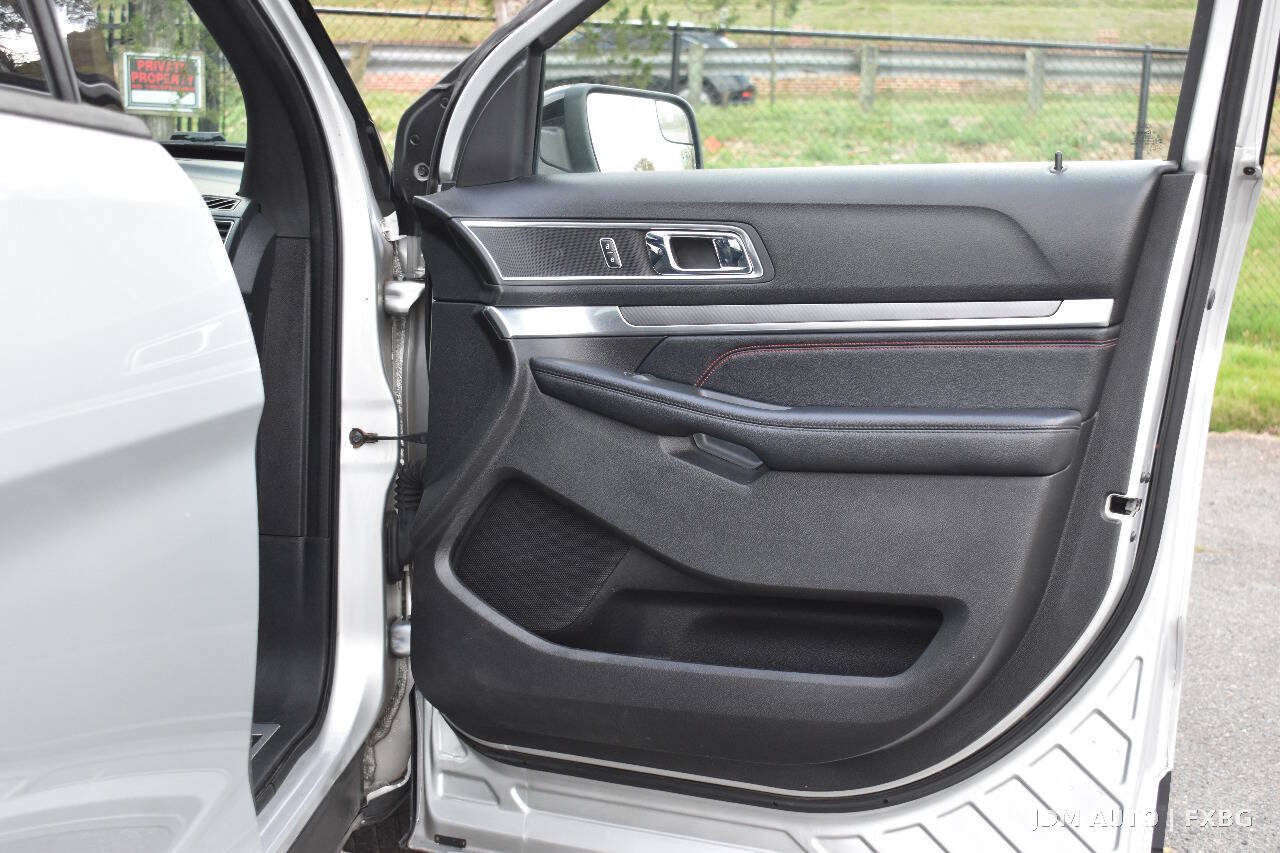 Used 2017 Ford Explorer Sport AWD/4WD image 9
