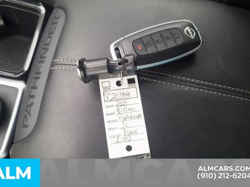 Used 2025 Nissan Pathfinder SL AWD/4WD image 35