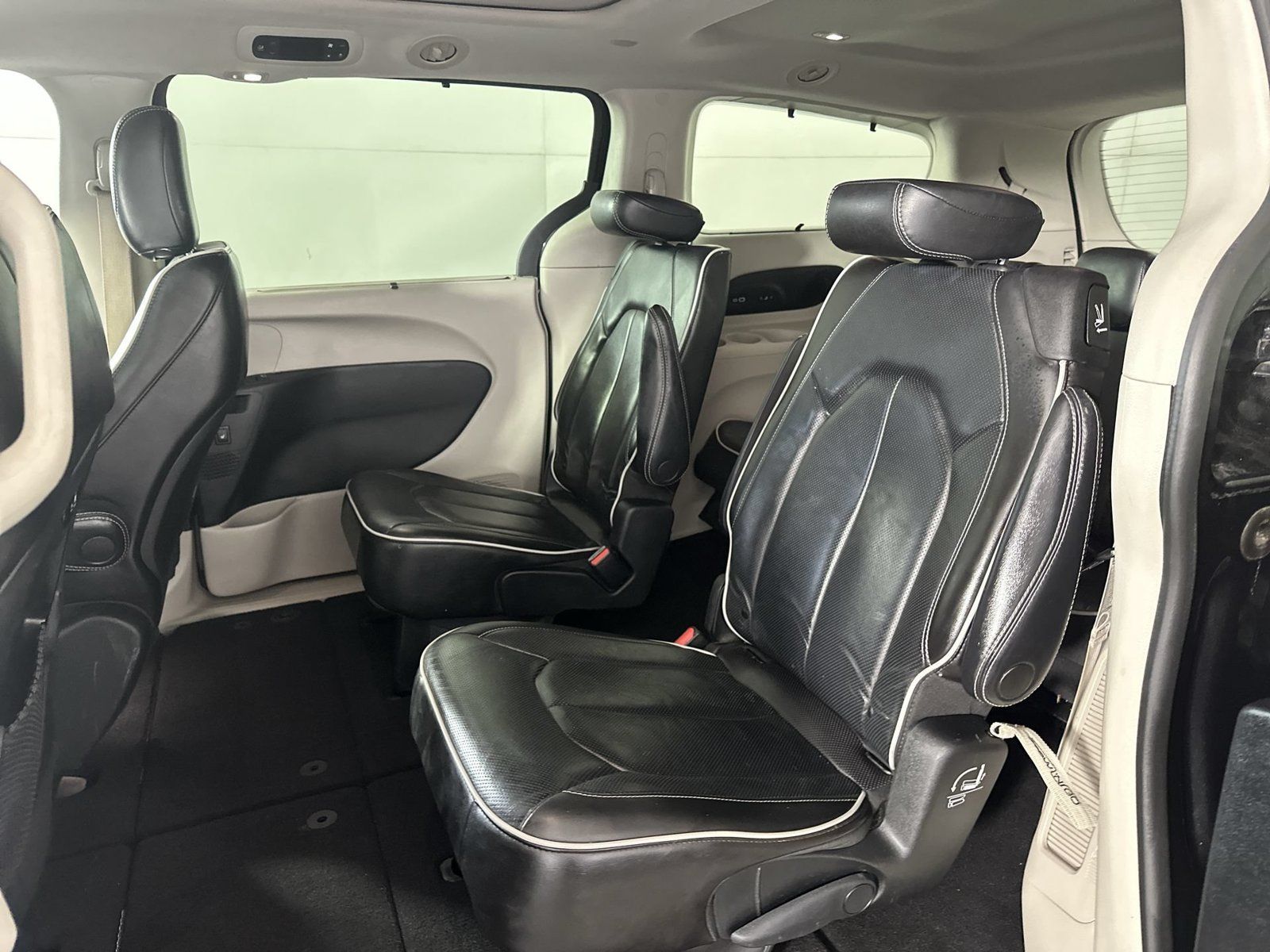 Used 2022 Chrysler Pacifica Limited FWD image 21