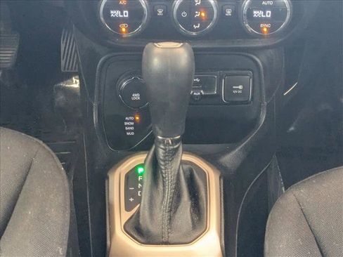 Used 2017 Jeep Renegade Latitude w/ Popular Equipment Group image 11