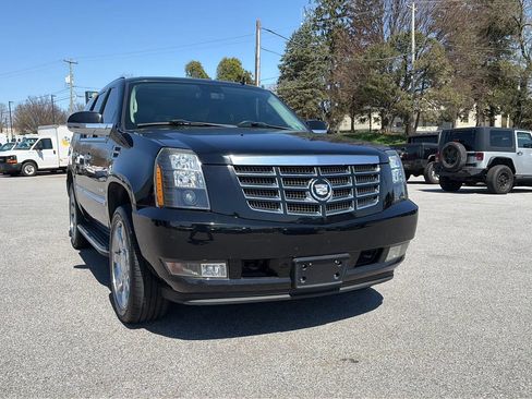 Used 2009 Cadillac Escalade AWD image 2