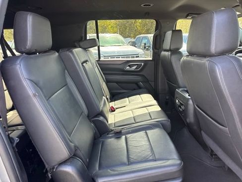 Used 2024 Chevrolet Suburban LT RWD image 9