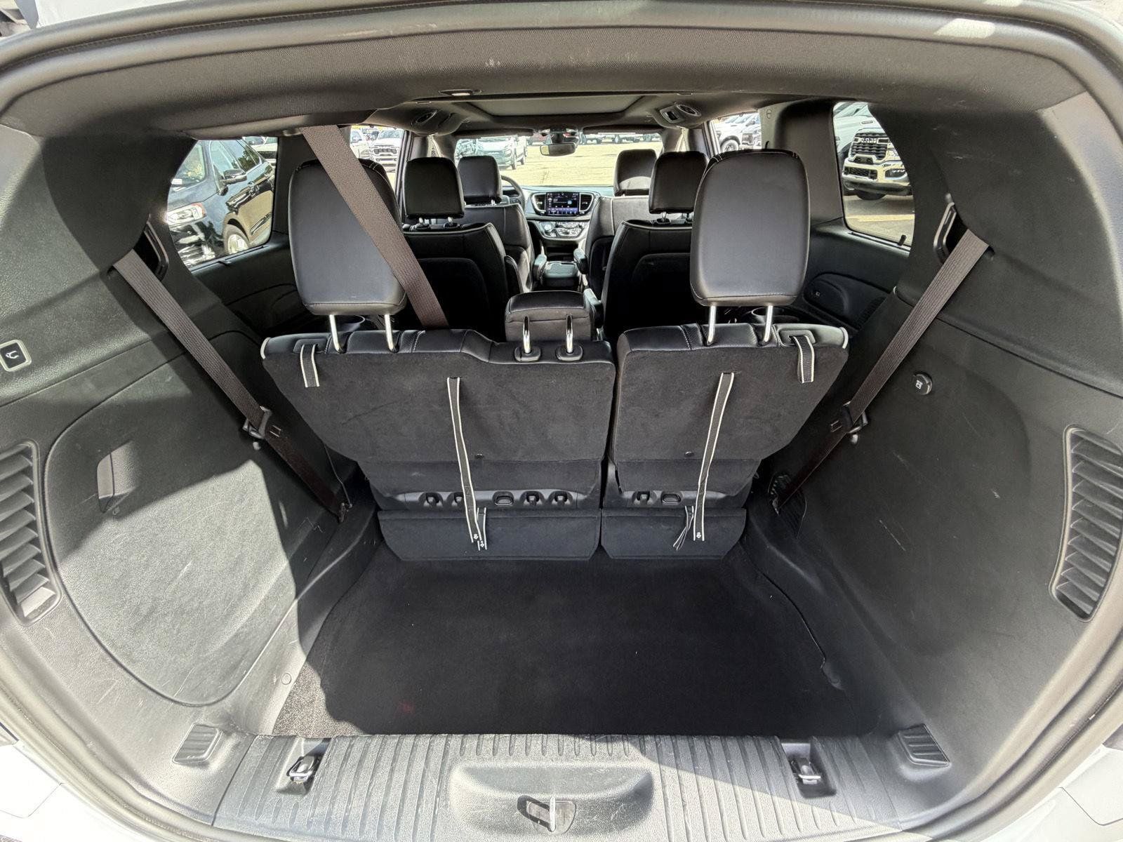 Used 2025 Chrysler Pacifica Limited FWD image 18