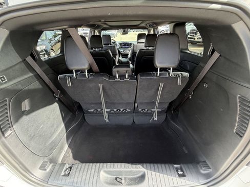 Used 2025 Chrysler Pacifica Limited FWD image 18