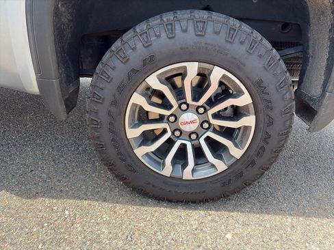 Used 2023 GMC Sierra 1500 AT4 w/ Technology Package AWD/4WD image 31