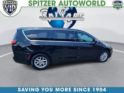 Used 2025 Chrysler Pacifica Select