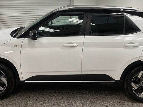 Used 2023 Hyundai Venue Limited image 8