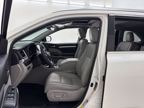 Used 2017 Toyota Highlander XLE FWD image 5