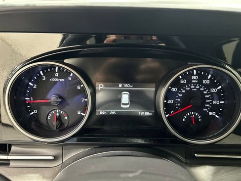 Used 2024 Kia Carnival EX FWD image 18