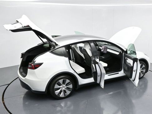 Used 2021 Tesla Model Y Long Range image 36