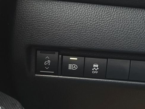 Certified 2024 Toyota Venza XLE image 27