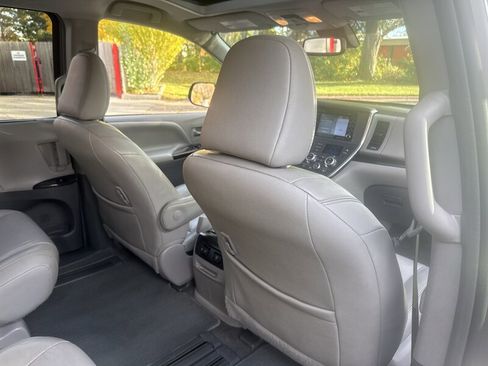 Used 2018 Toyota Sienna XLE Premium image 33