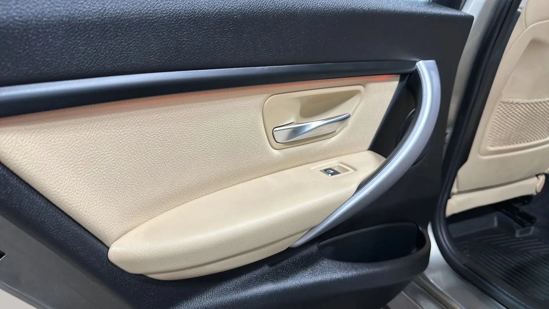 Used 2018 BMW 320i xDrive Sedan w/ Premium Package AWD/4WD image 12