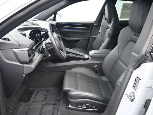 Certified 2025 Porsche Macan Electric RWD image 10