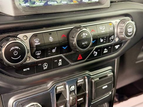 Used 2021 Jeep Wrangler Unlimited Sahara w/ Uconnect 4C Nav & Sound Group AWD/4WD image 16