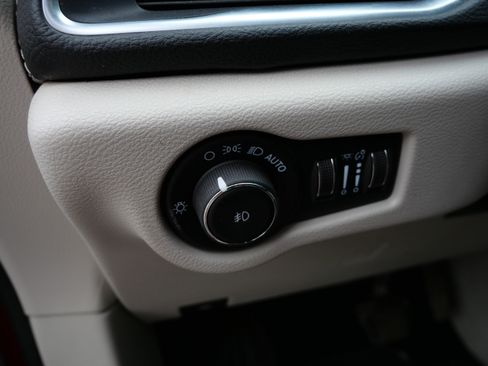 Used 2021 Chrysler Pacifica Limited w/ Uconnect Theater Family Group FWD image 27