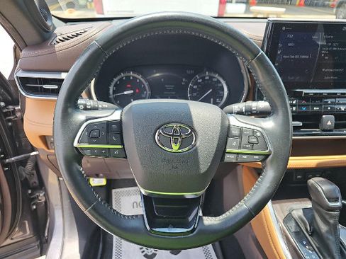Used 2021 Toyota Highlander Platinum AWD/4WD image 5