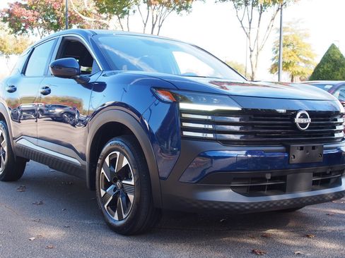 Used 2025 Nissan Kicks SV image 1