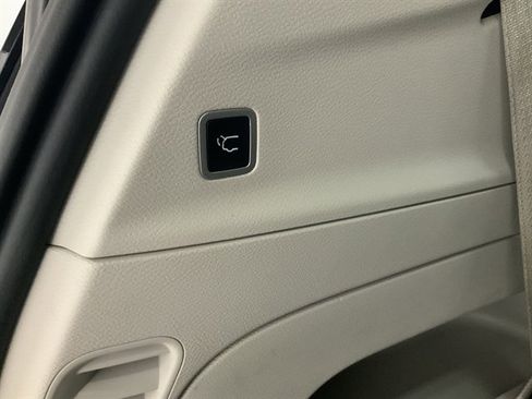 Used 2023 Chrysler Voyager LX image 8