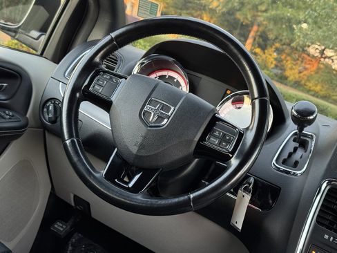 Used 2020 Dodge Grand Caravan SXT image 14