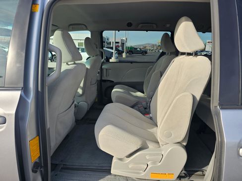Used 2012 Toyota Sienna LE w/ Towing Pkg image 16