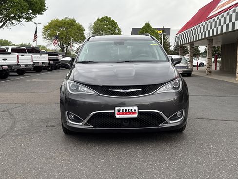 Used 2018 Chrysler Pacifica Limited w/ Advanced Safetytec Group FWD image 2