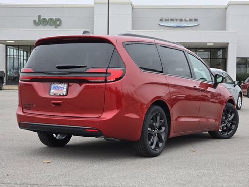 New 2026 Chrysler Pacifica Select image 18