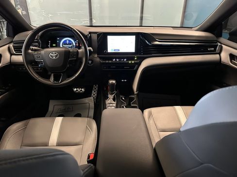 Used 2025 Toyota Camry SE w/ Convenience Package FWD image 9