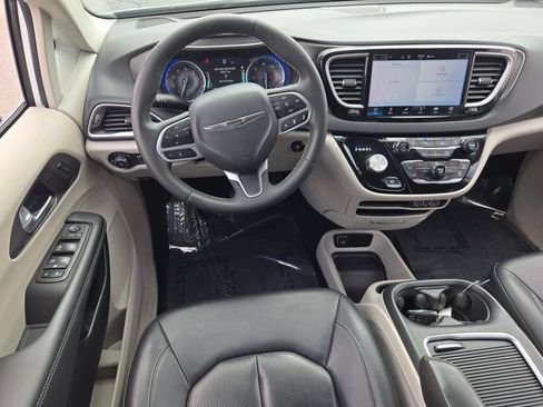 Used 2024 Chrysler Pacifica Touring-L FWD image 21