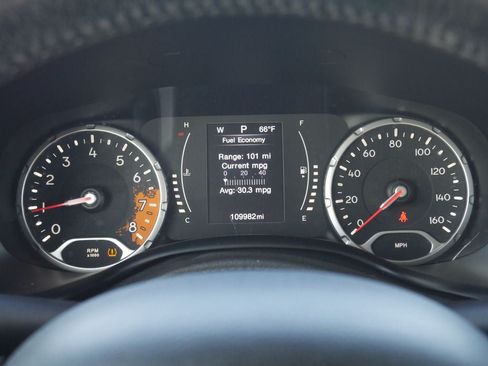 Used 2015 Jeep Renegade Latitude FWD image 31