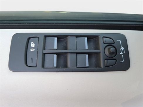 Used 2024 Land Rover Discovery Sport S image 26