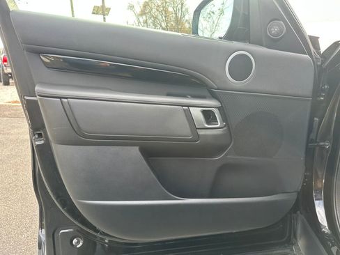 Used 2020 Land Rover Discovery SE image 9