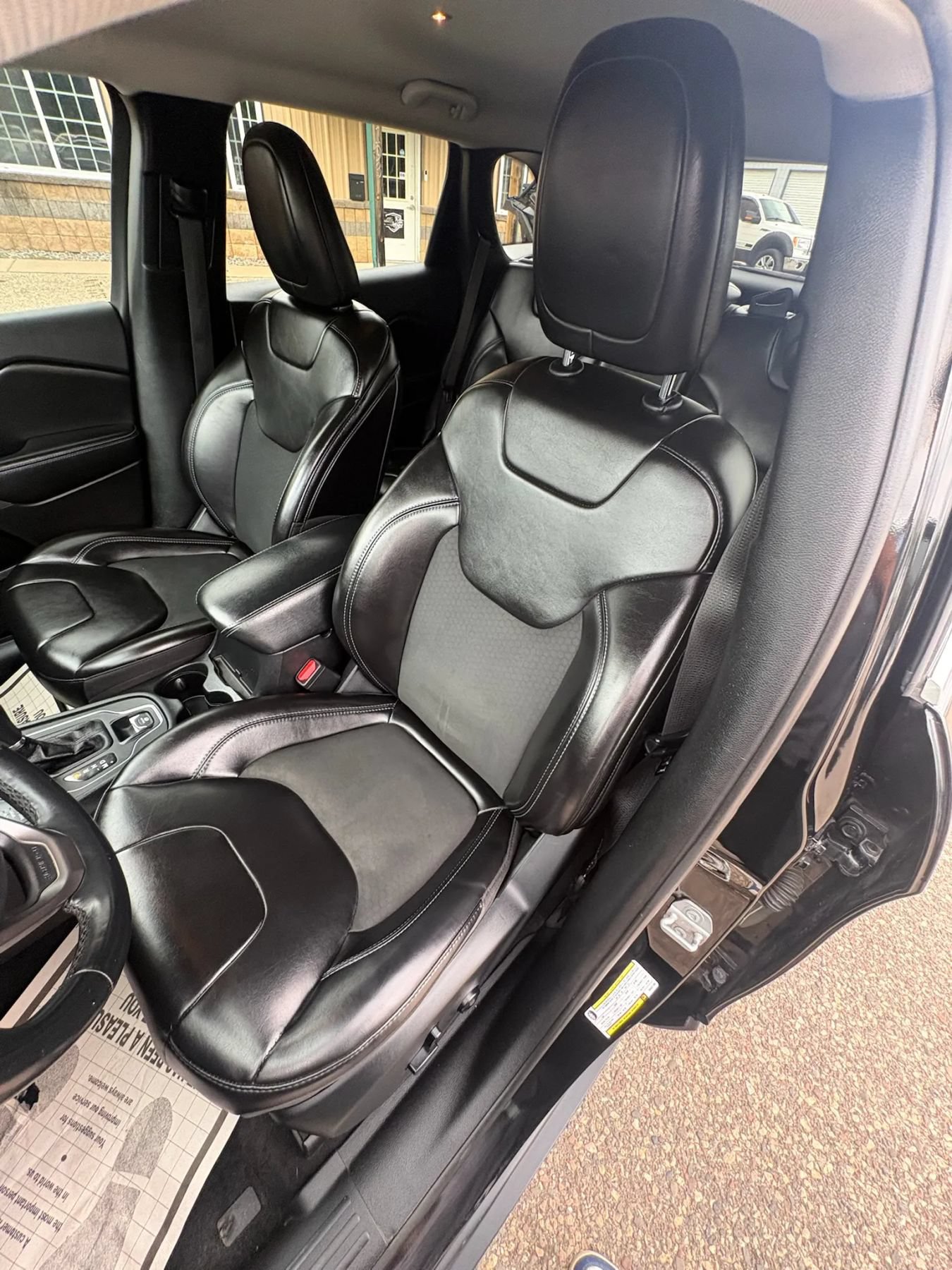 Used 2019 Jeep Cherokee Latitude Plus AWD/4WD image 15