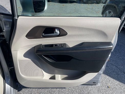 Used 2018 Chrysler Pacifica Touring-L image 35