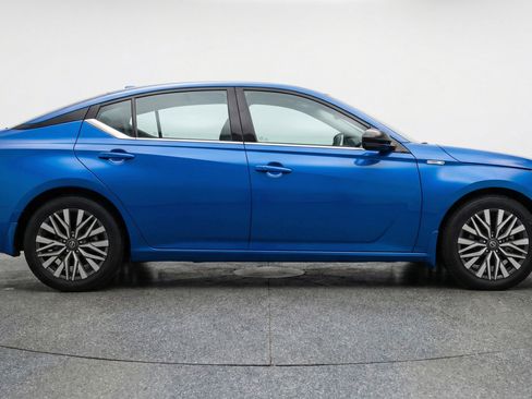 Used 2025 Nissan Altima 2.5 SV image 11