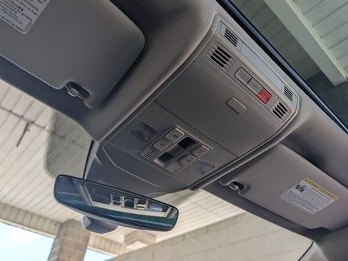 Used 2025 Volkswagen Jetta SE w/ Sunroof Package FWD image 31