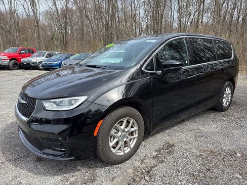 Used 2025 Chrysler Pacifica Select image 4