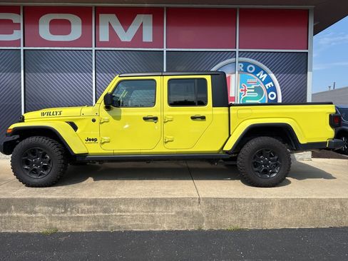 Used 2023 Jeep Gladiator Willys image 11