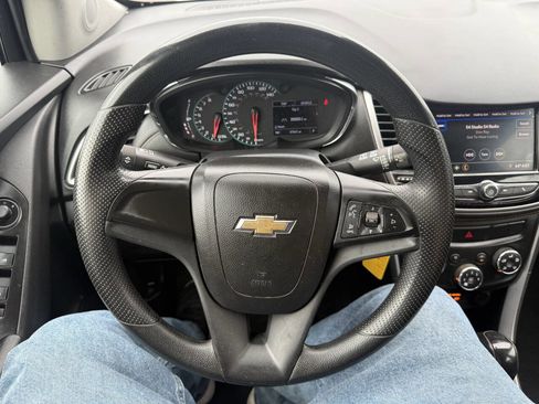 Used 2021 Chevrolet Trax LS image 21
