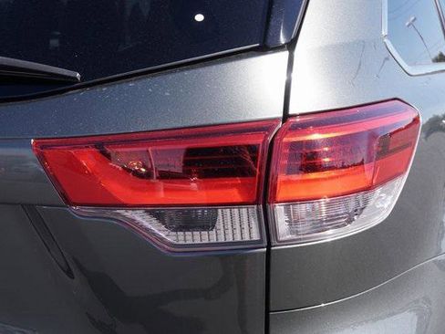 Certified 2019 Toyota Highlander Plus FWD image 10