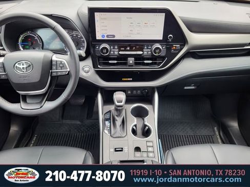 Used 2023 Toyota Highlander XLE FWD image 14