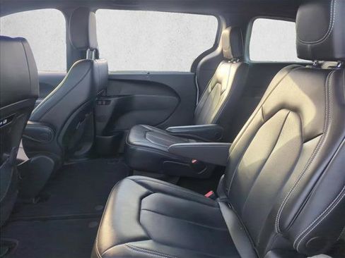 Used 2024 Chrysler Pacifica Touring-L w/ S Appearance Package image 15