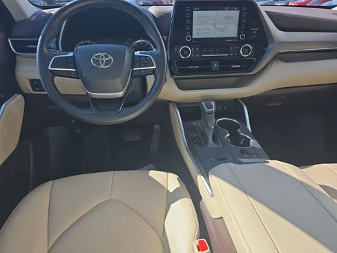 Used 2022 Toyota Highlander XLE image 20